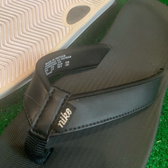 Nike black and white flip flops sz6 guc - Picture 4 of 4